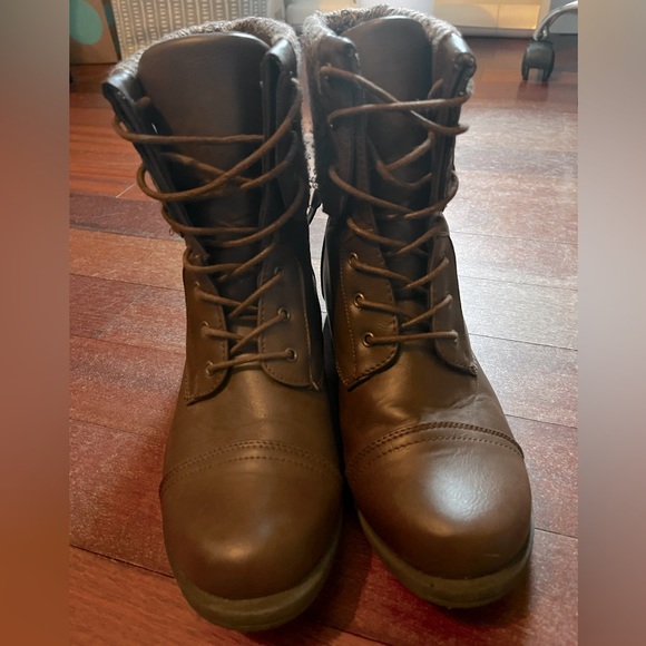 Shoes - Women’s size 9 Winter Boots 🥾